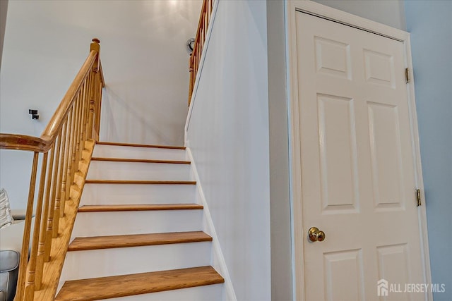 7 Cambridge Ct, East Brunswick, NJ 08816 - view of stairway