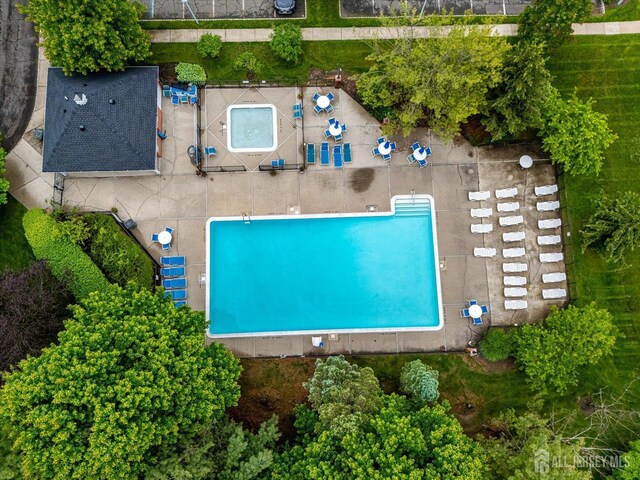7 Cambridge Ct, East Brunswick, NJ 08816 - aerial view of a pool