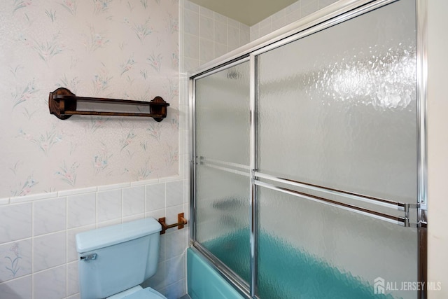 32 Drake Ave, Monroe, NJ 08831 - bathroom with wallpapered walls, toilet, and bath / shower combo with glass door