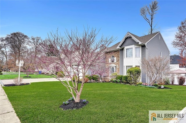 view of front of home with a front lawn