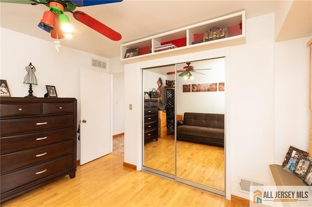 bedroom with ceiling fan, a closet, light wood-type flooring, and visible vents