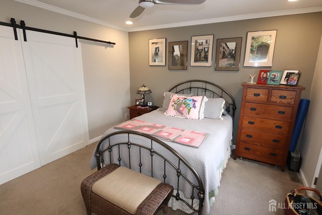 bedroom featuring baseboards, recessed lighting, crown molding, a barn door, and light colored carpet