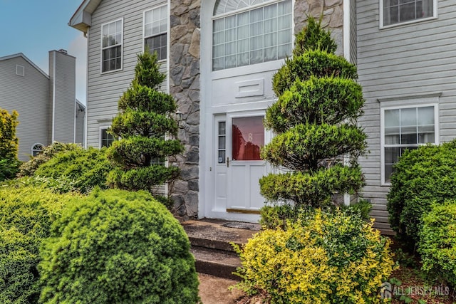 8 Staudt Ct, Franklin, NJ 08873 - entrance to property featuring stone siding