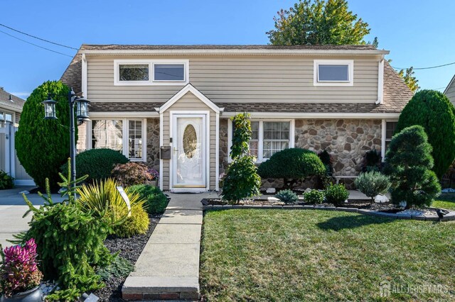 front of property featuring a front lawn