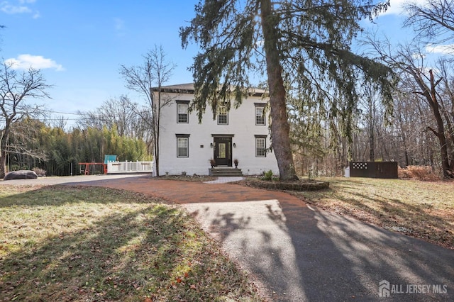 view of front of house with a front lawn