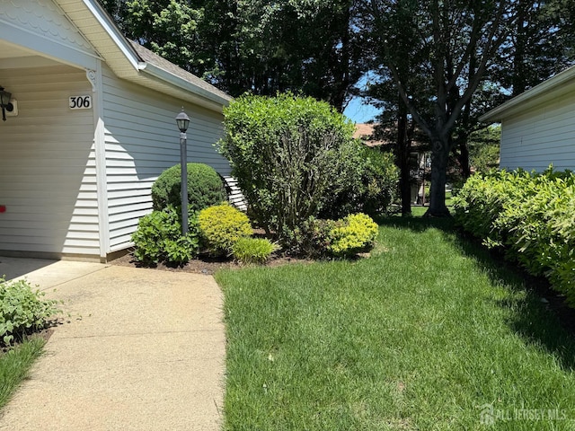 306 Kinglet Dr, Monroe, NJ 08831 - view of grassy yard