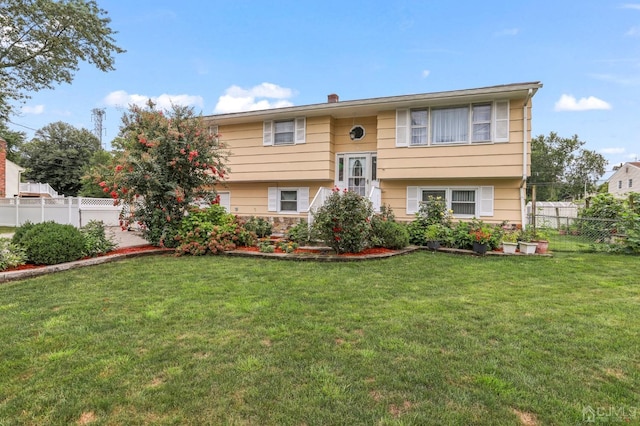 split foyer home featuring a front lawn