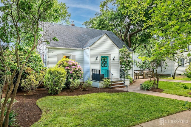 414 Graham St, Highland Park, NJ 08904 - view of front of property featuring a shingled roof and a front yard