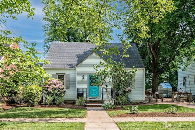 414 Graham St, Highland Park, NJ 08904 - cape cod home with roof with shingles and a front yard
