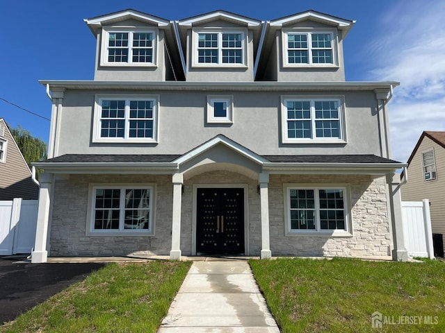 view of front facade featuring a front yard