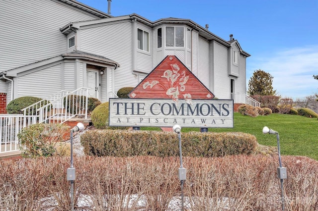 community sign with a yard