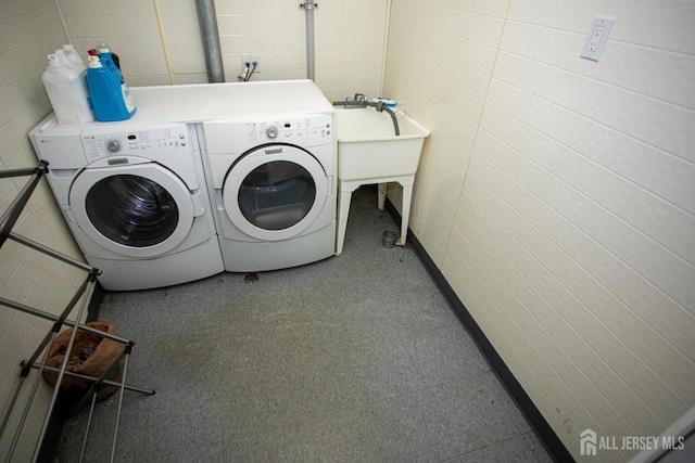 1 Stradford Rd, Sayreville, NJ 08859 - washroom with washer and clothes dryer