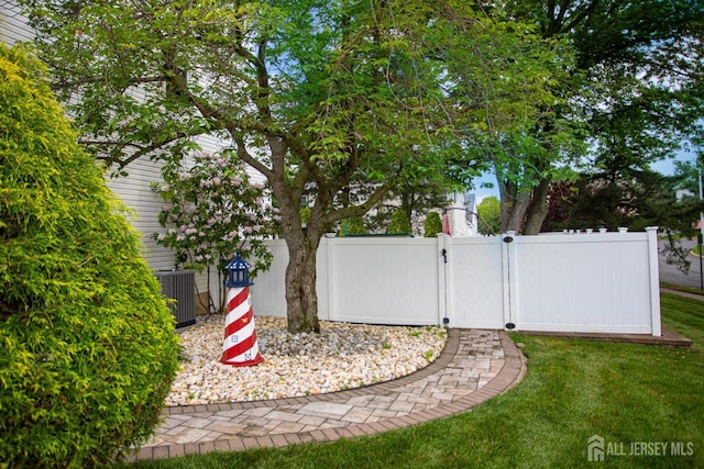 1 Stradford Rd, Sayreville, NJ 08859 - view of yard featuring a gate