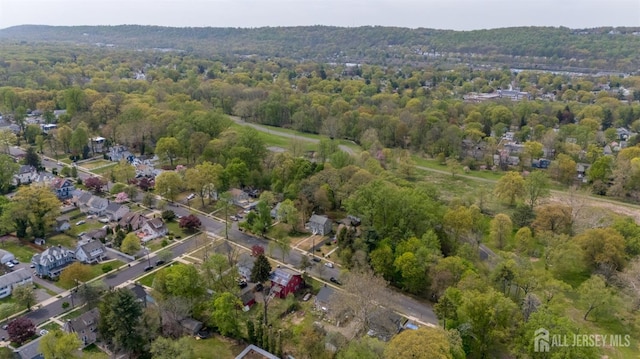 birds eye view of property featuring a forest view