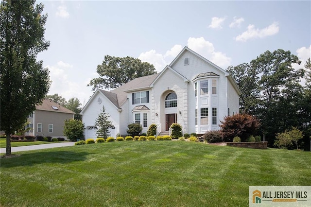 view of front of house featuring a front yard