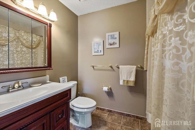 135 Hatfield Ln, East Brunswick, NJ 08816 - full bath featuring toilet, baseboards, vanity, curtained shower, and a textured ceiling