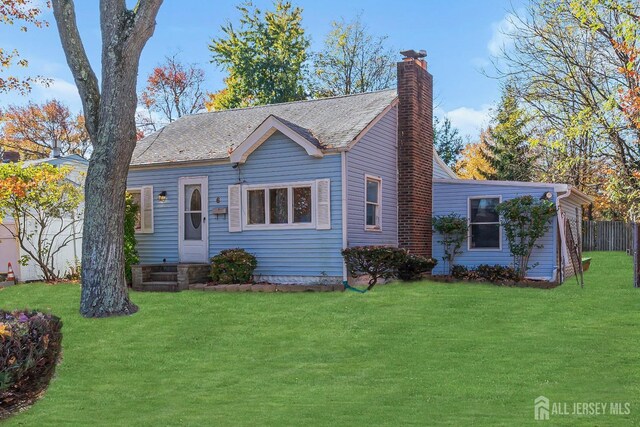 view of front of property featuring a front yard