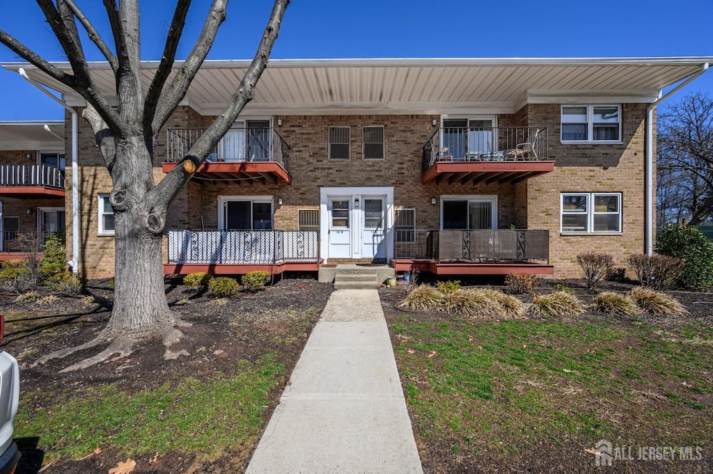 172 Evergreen Rd Unit 14B, Edison, NJ 08837 - townhome / multi-family property featuring brick siding and a balcony