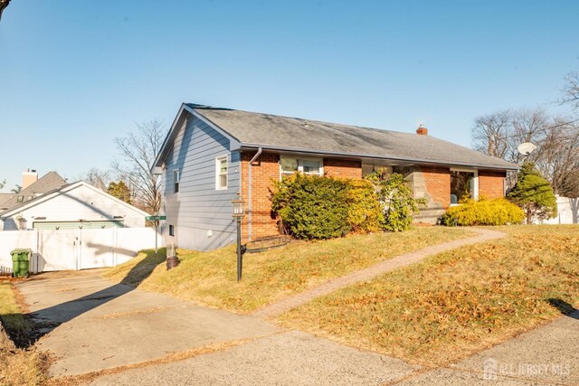 single story home with a front yard