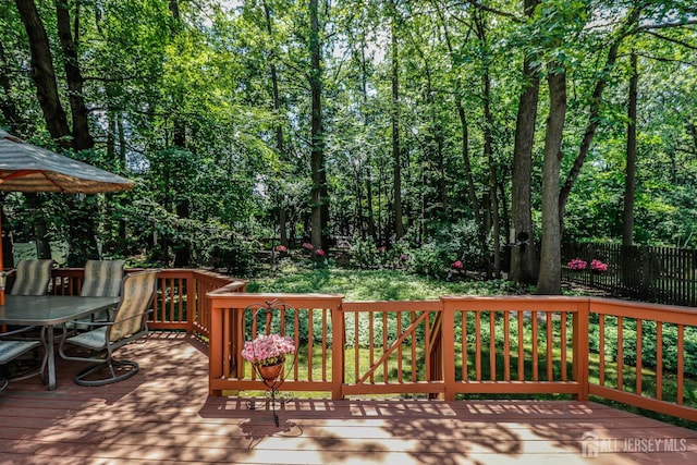 89 King St, Edison, NJ 08820 - deck with outdoor dining area
