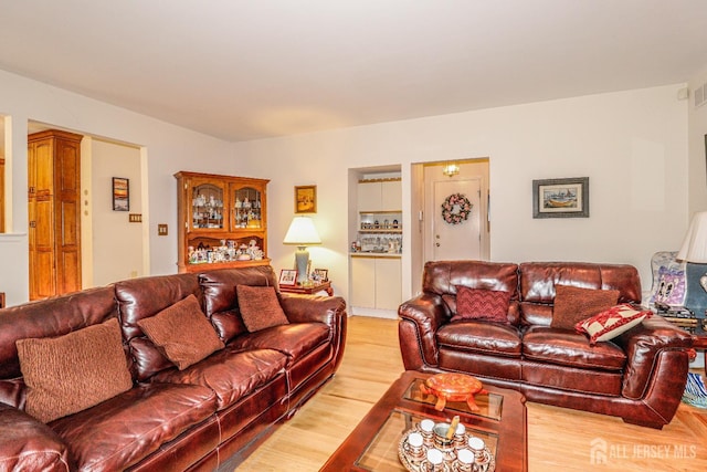 89 King St, Edison, NJ 08820 - living area with light wood-style floors