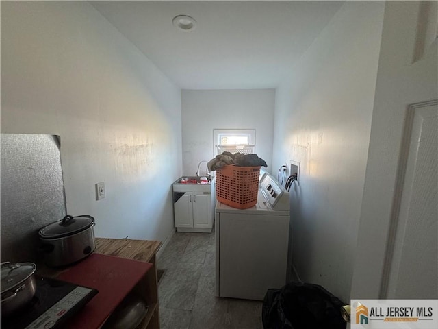 laundry area featuring cabinet space and independent washer and dryer