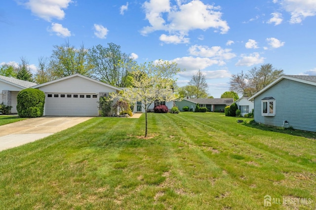 view of front facade featuring driveway, an attached garage, and a front yard