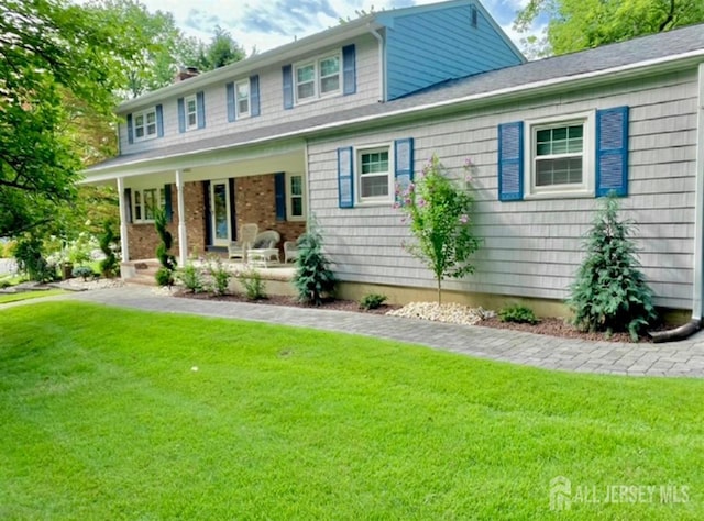 view of front facade featuring a front yard and a porch