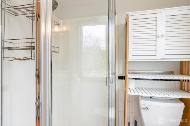 40 Riverview Ave, Piscataway, NJ 08854 - full bathroom featuring a shower stall and toilet