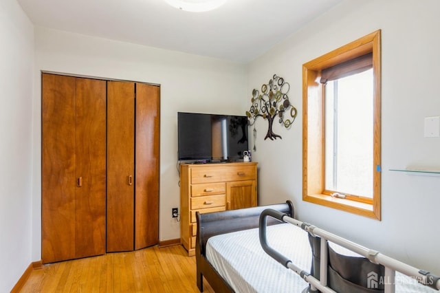 40 Riverview Ave, Piscataway, NJ 08854 - bedroom featuring light wood finished floors, baseboards, and a closet