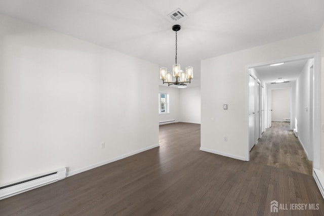 empty room with dark wood-type flooring, a baseboard radiator, and an inviting chandelier