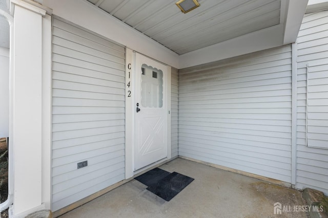 entrance to property featuring crawl space