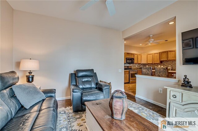 living area with light wood-type flooring, ceiling fan, baseboards, and recessed lighting