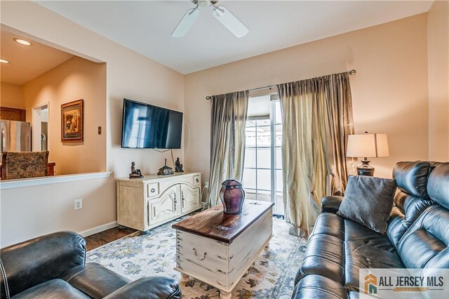 living area with baseboards, a ceiling fan, and recessed lighting