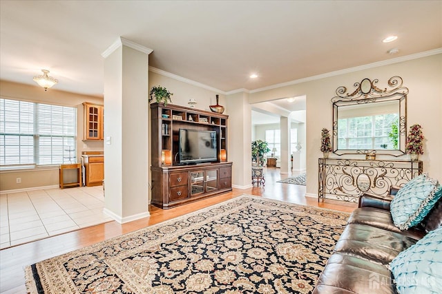 living area featuring light wood-style flooring, healthy amount of natural light, ornamental molding, baseboards, and recessed lighting