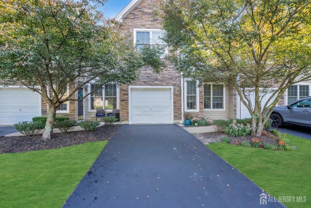 view of front facade with a garage and a front yard