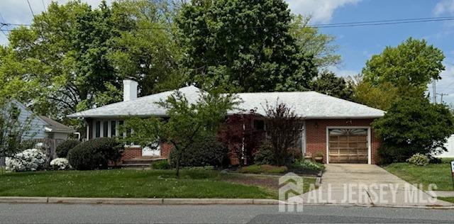 view of front of house featuring a garage and a front lawn