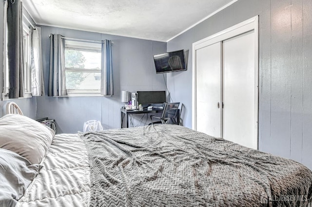 2 Bradley Dr, Edison, NJ 08817 - bedroom featuring a closet and ornamental molding