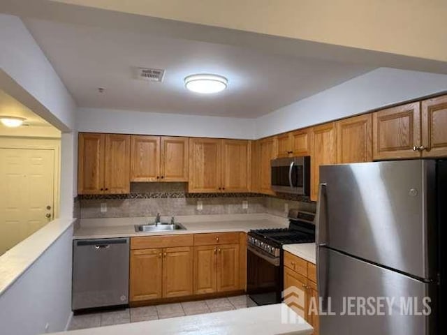 1027 Dogwood Ct, New Brunswick, NJ 08901 - photo 4