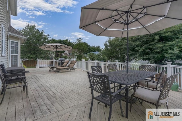 9 Lavender Way E, Brunswick, NJ 08816 - wooden deck with outdoor dining space