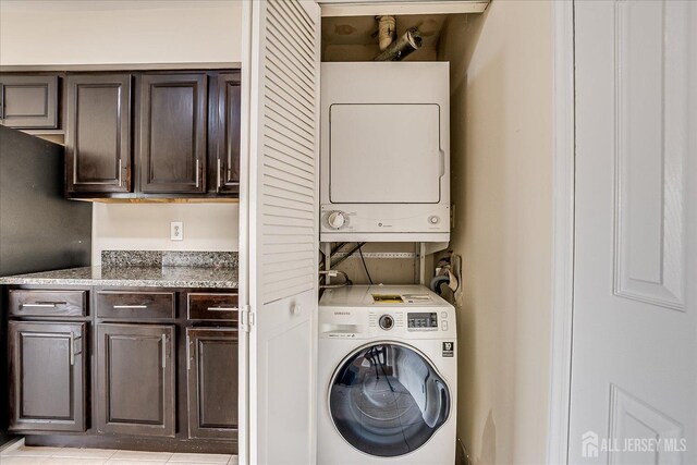 223 Edison Glen Ter, Edison, NJ 08837 - laundry room featuring stacked washer / dryer
