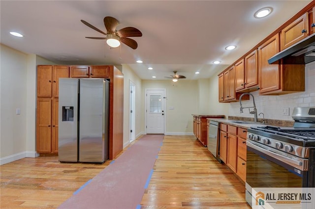 kitchen featuring stainless steel appliances, a ceiling fan, a sink, baseboards, and recessed lighting