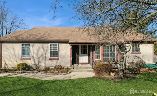single story home featuring a front lawn