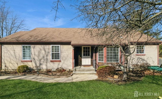 single story home with a front lawn
