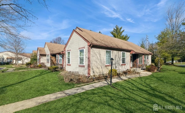 view of front of house featuring a front lawn