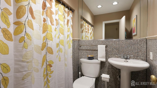 full bathroom with tile walls, a wainscoted wall, toilet, a shower with shower curtain, and recessed lighting