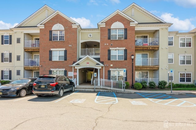914 Cedar Ct, New Brunswick, NJ 08901 - view of property featuring uncovered parking