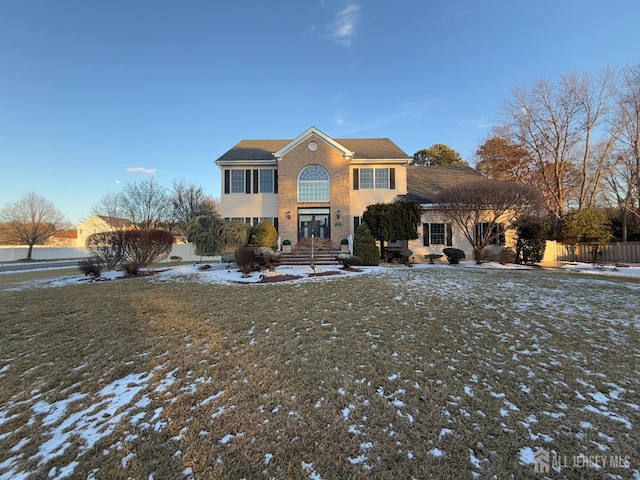 view of front of house featuring a lawn