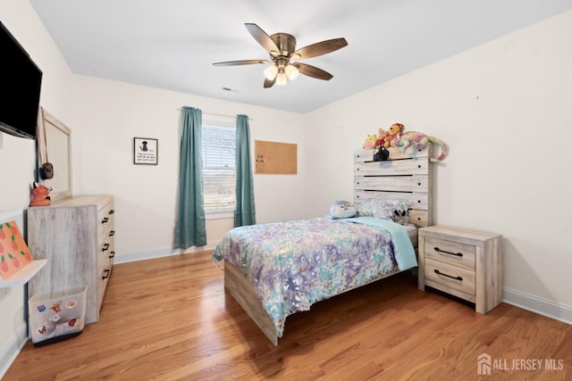 bedroom featuring light wood-style floors, ceiling fan, and baseboards