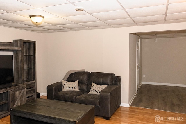 121 Sharon Garden Ct, Woodbridge Proper, NJ 07095 - living room featuring light wood-style floors, baseboards, and a paneled ceiling